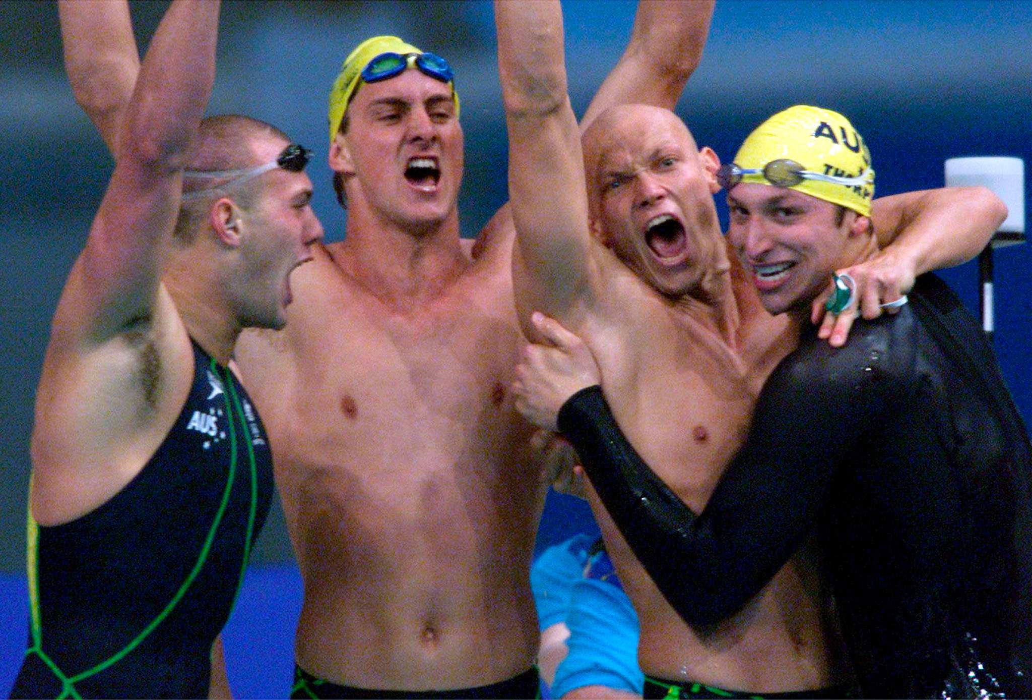 游泳接力队在赢得奥运金牌后挥舞着空气，在障碍赛中欢呼雀跃。